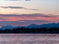 Zart glühende Wolken über den Chiemgauer Alpen